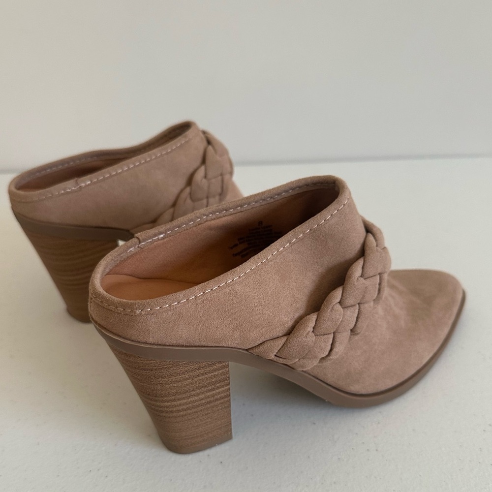 Women’s 8 Universal Thread Avis Suede Tan Braided Pointed Toe Mules - Picture 2 of 6